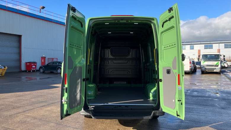 Volkswagen Crafter Cr35 Mwb Diesel Fwd 2.0 TDI 140PS Commerce Plus High Roof Van